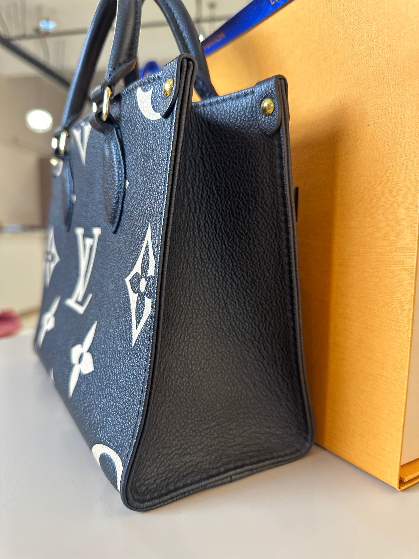 LOUIS VUITTON ON THE GO PM
