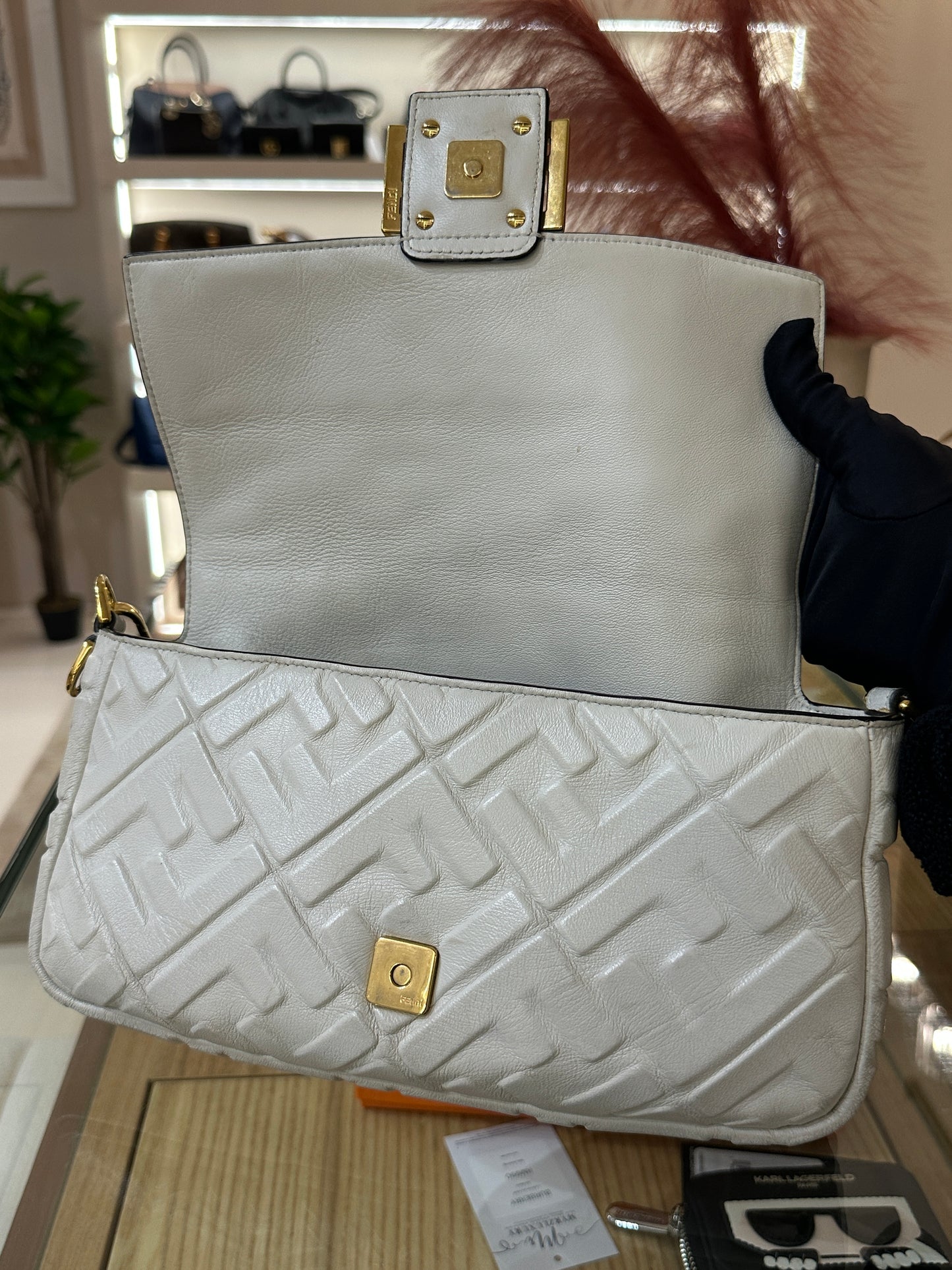 FENDI BAGUETTE MEDIUM WHITE