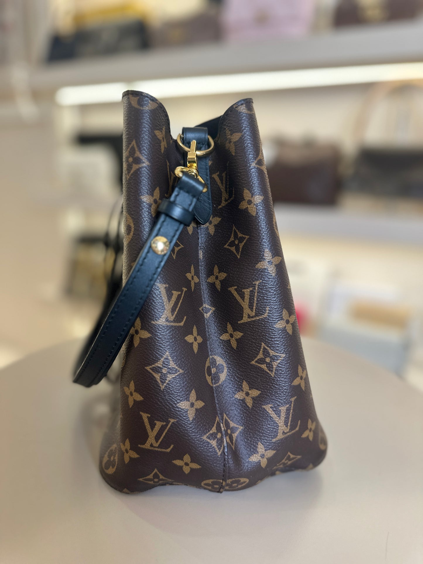 LOUIS VUITTON NEONOE MM MONOGRAM